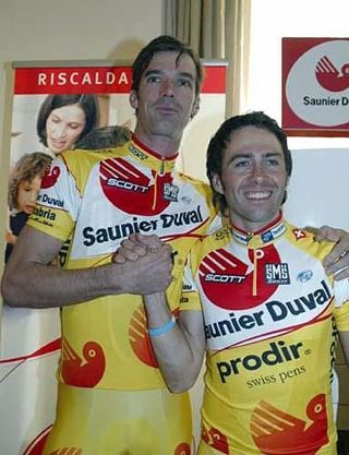 David Millar (L) with new teammate Gilberto Simoni at the 2006 Saunier Duval presentation