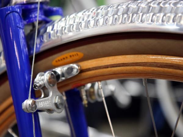 The custom beech and mahogany rims mark the first time Ghisallo has made wooden rims with an inlay.