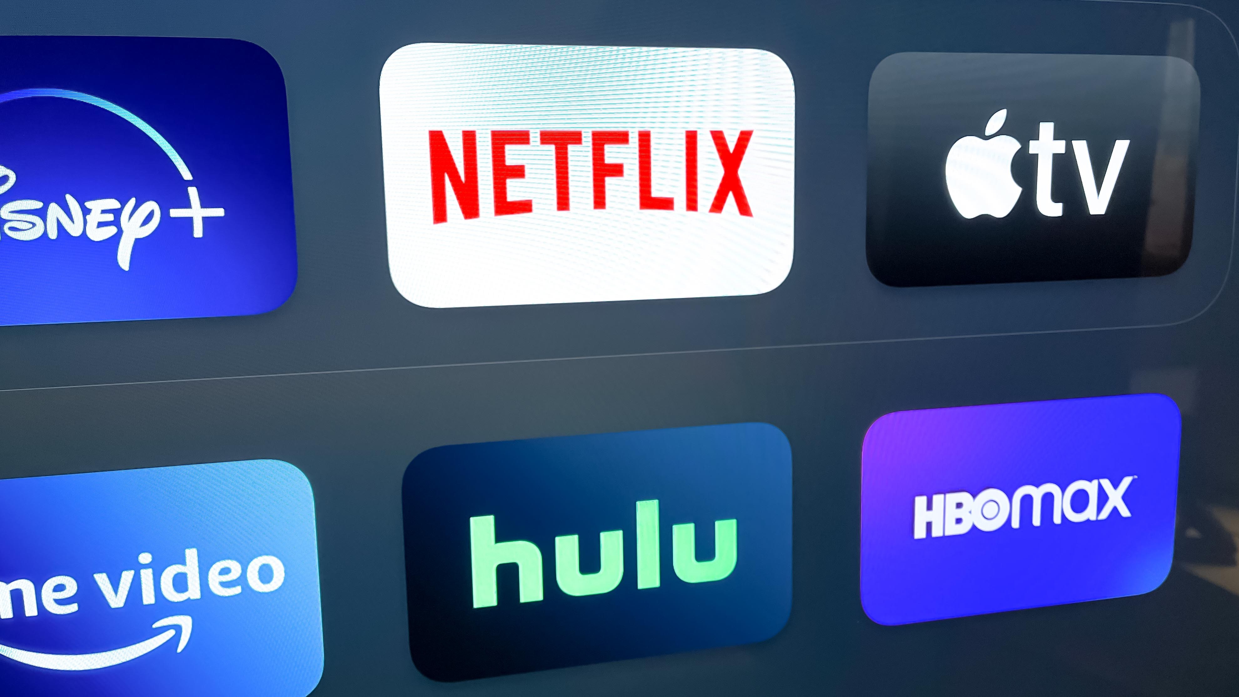 Los iconos de la aplicación para Netflix, Apple TV, Hulu y HBO Max en la pantalla de tvOS
