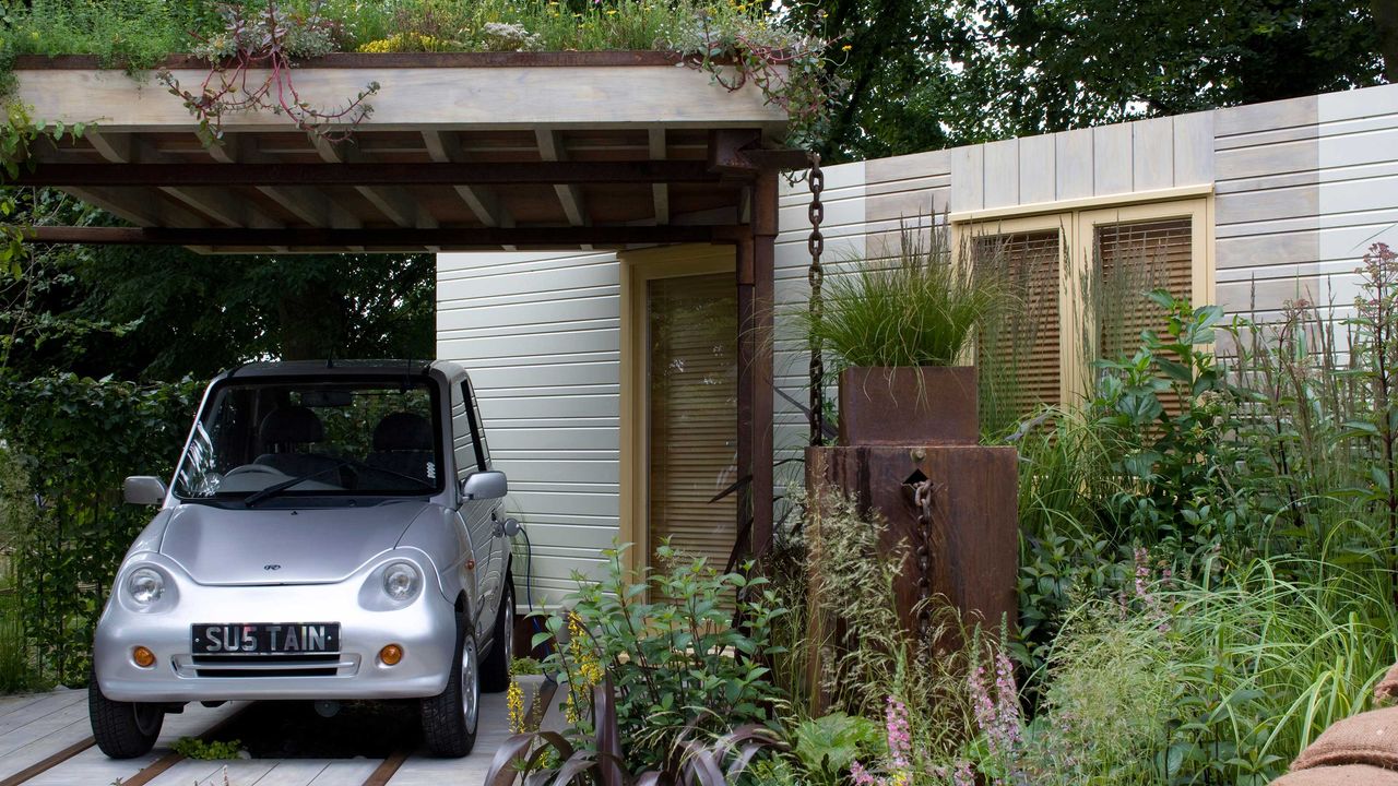 &#039;The Rain Chain&#039; Garden by Wendy Allen, 2009 Hampton Court Palace Flower Show in England