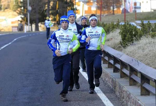 Nibali heads a running group