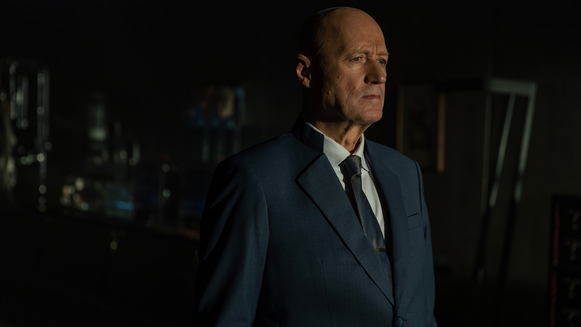 Atom Eins standing in a dark room in Alien: Earth