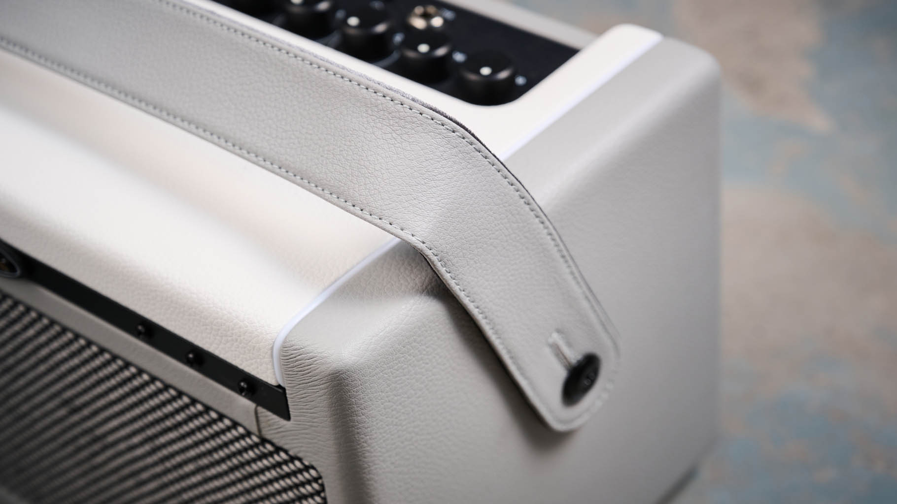 Mooer SD30i Intelligent Amp: The compact desktop amp is finished in grey-cream and has a black control panel
