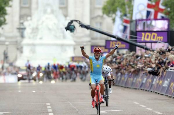 Alexandre Vinokourov (Kazakhstan) had too much for Rigoberto Uran (Colombia) in the sprint.