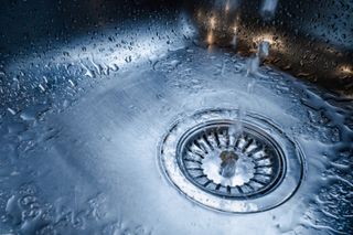 Water splashing into metal sink drain