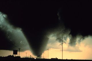 tornadoes, record tornadoes, tornado explainer, why we have so many tornadoes, Joplin Missouri tornado, jet stream, la nina, weather forecasting, tornado forecasting, severe thunderstorms