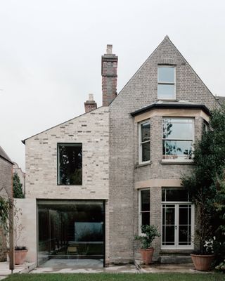House in Cambridge, a modern living space by McLaren Excell (photograph by Simone Bossi)