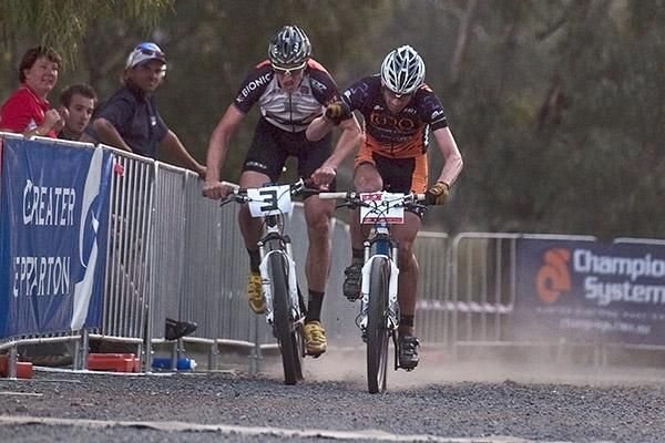 Daniel McConnell (right) edges out Paul Van Der Ploeg to win the men's elite short course race.