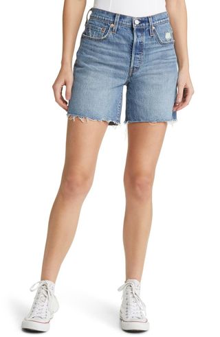 Shorts jeans com corte no meio da coxa 501®