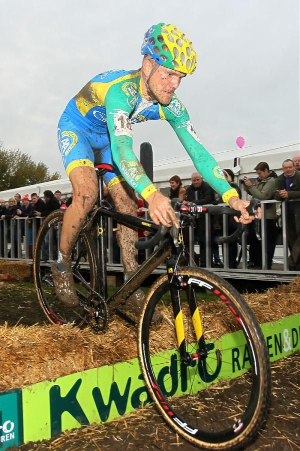 Bart Aernouts hops the improvised barriers in Niel