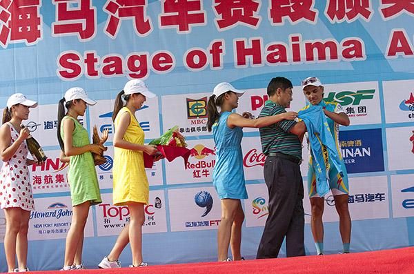 The podium girls line up to present the best placed Asian rider Valentin Iglinskiy (Astana) with his awards.