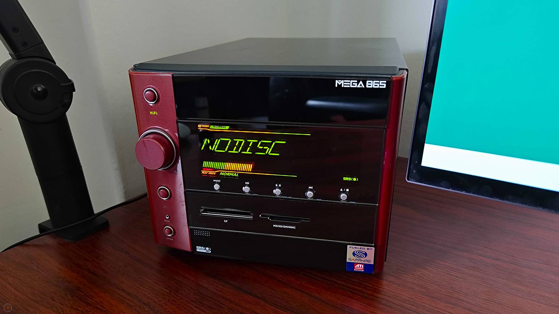 MSI MEGA 865 HI-Fi PC with display that reads "no disc".
