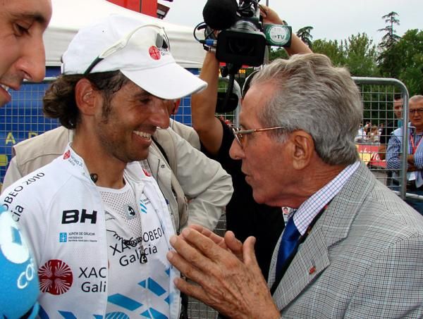 Ezequiel Mosquera (Xacobeo Galicia) speaks with Federico Bahamontes in Toledo after stage 19.