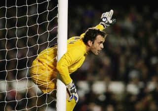 Manuel Almunia in action for Arsenal against Everton in 2004.