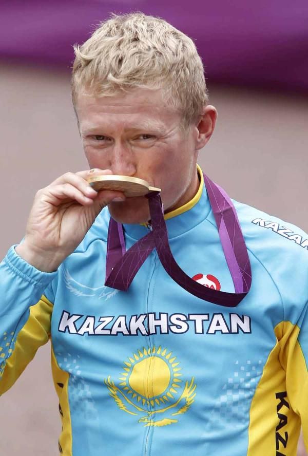 Alexandre Vinokourov (Kazakhstan) finishes his career with Olympic gold.