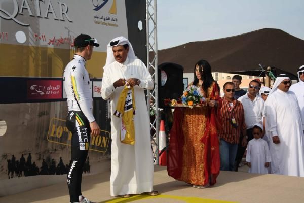 Mark Renshaw (HTC-Highroad) is presented with the gold jersey.