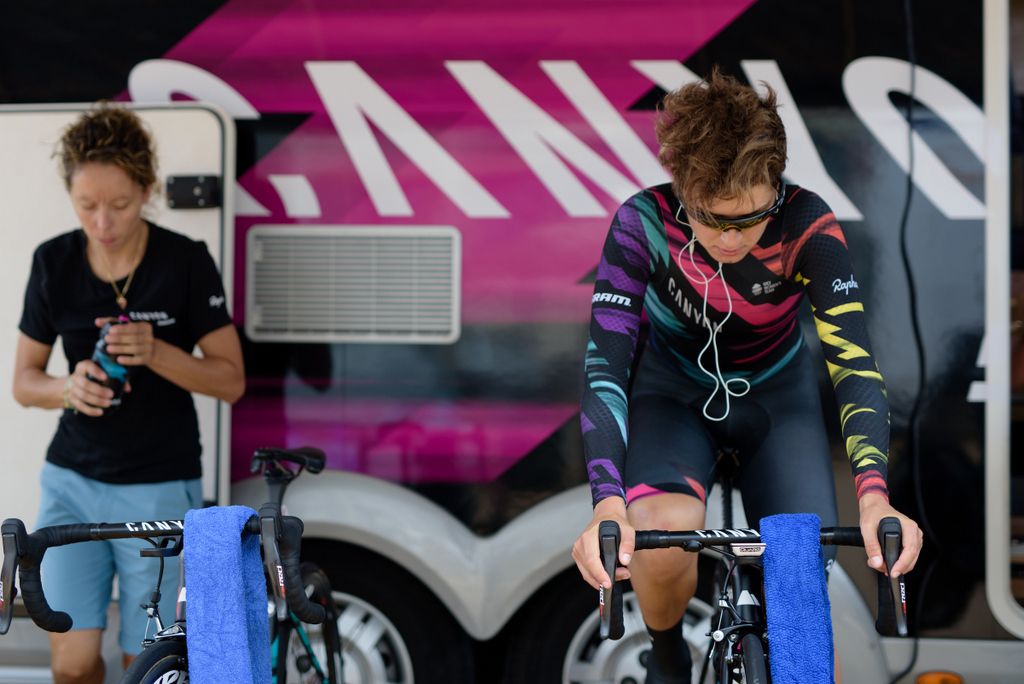 Barbara Guarischi (Canyon SRAM Racing) warms up