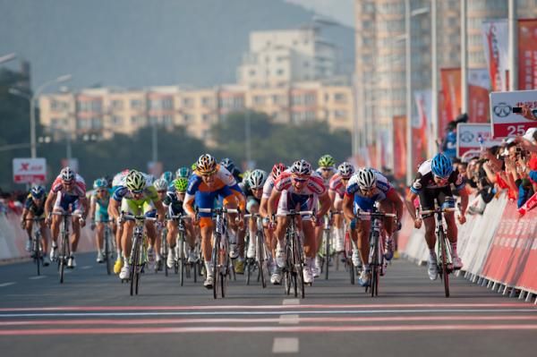 The sprinters take for the line on stage 2