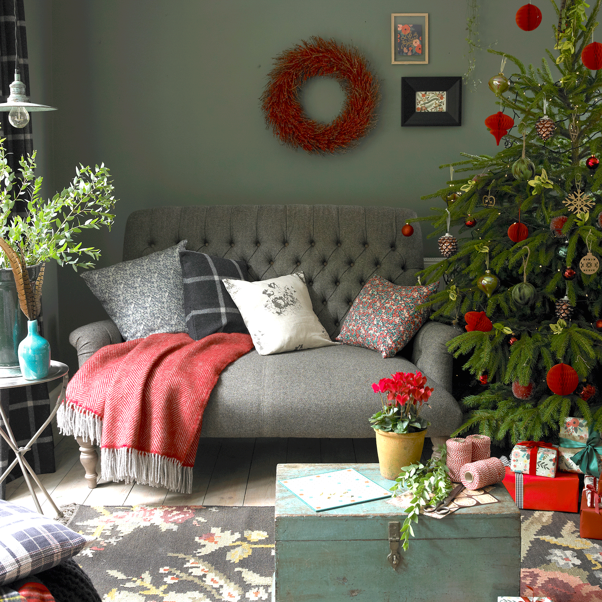 Small living room Christmas decorating ideas for a cosy look