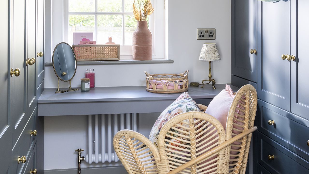 Blue dressing room with built-in dressing table