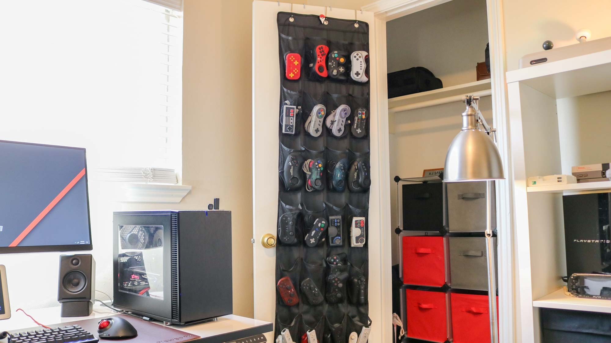 Una toma amplia de la percha de zapatos sobre la puerta utilizada para almacenar gamepads en una oficina en casa