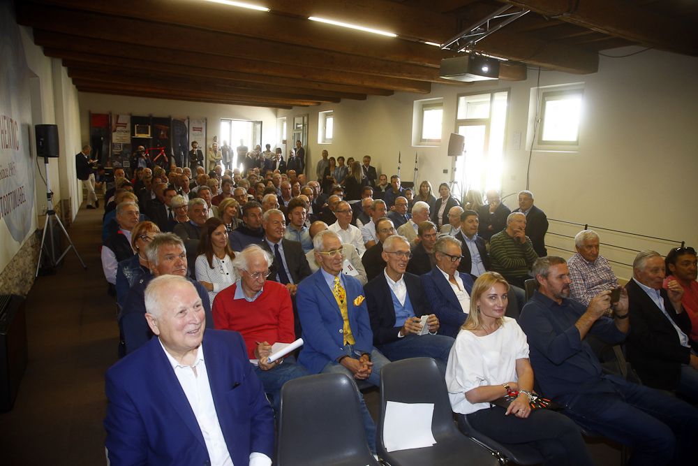 A crowd listens to Stephen Roche talk about his 1987 season