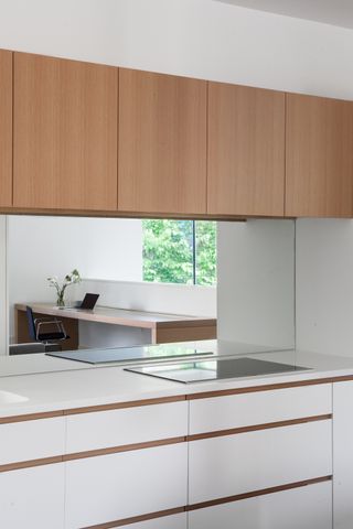 A kitchen with mirrored backsplash
