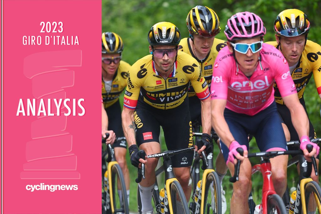 Il corridore britannico Geraint Thomas (a destra) e il ciclista sloveno Primoz Roglic (CR) INEOS Grenadiers General Commander con un gruppo di corridori durante la 13a tappa del Giro d'Italia 2023, spostata da Borgofranco d'Ivrea a Le Chapelle a causa del maltempo condizioni Air Force One, Crans-Montana, il 19 maggio 2023 (Foto di Luca Bettini/AFP) (Foto di Luca Bettini/AFP via Getty Images)