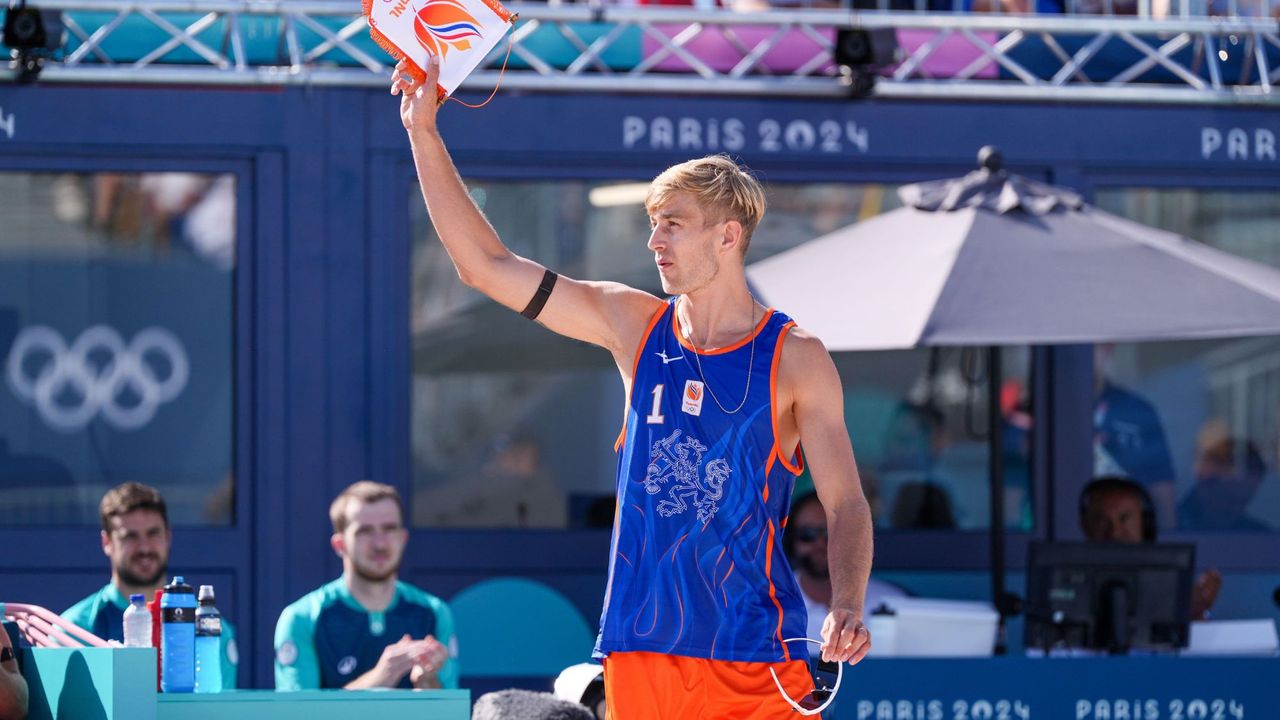 Paris, France. 28th July, 2024. PARIS, FRANCE - JULY 28: Steven van de Velde of the Netherlands competing in the Men&#039;s Preliminary Phase during Day 2 of Beach Volleybal - Olympic Games Paris 2024 at Eiffel Tower Stadium on July 28, 2024 in Paris, France. (Photo by Joris Verwijst/BSR Agency) Credit: BSR Agency/Alamy Live News