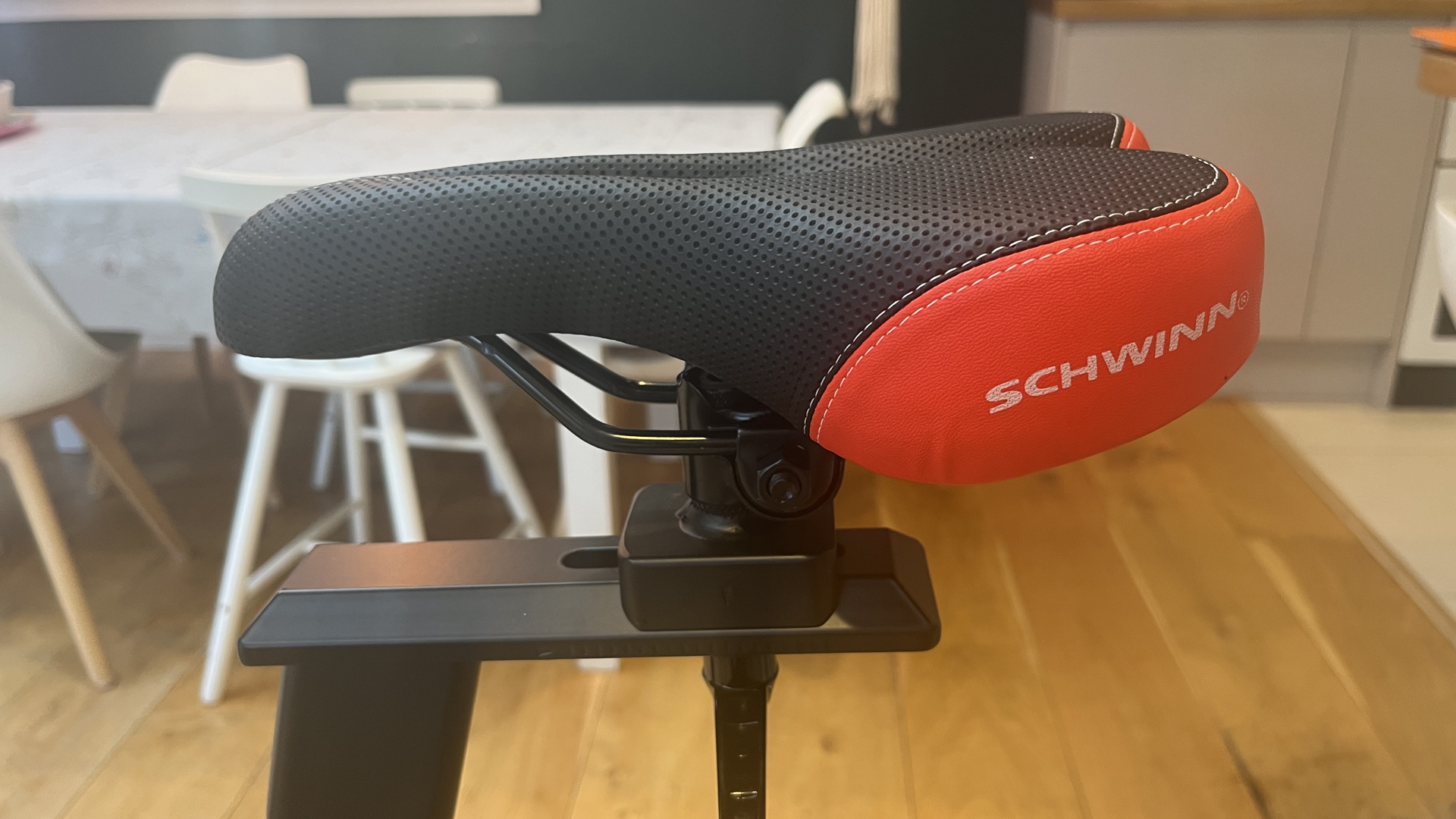 Schwinn IC4 wird von Maddy Bidulph, Mitarbeiterin von Live Science, getestet