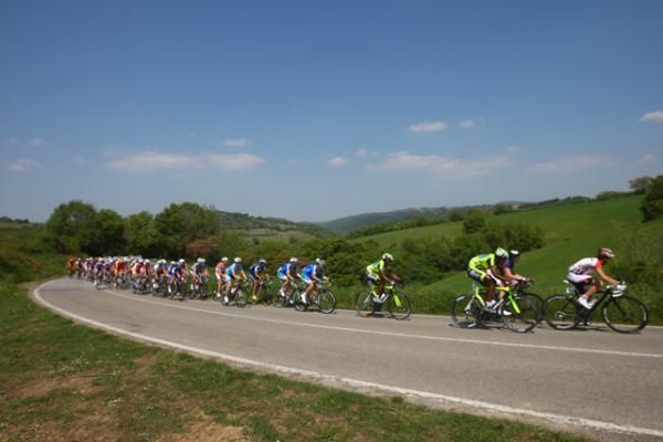The Toscana-Terra di ciclismo peloton in action during stage one.