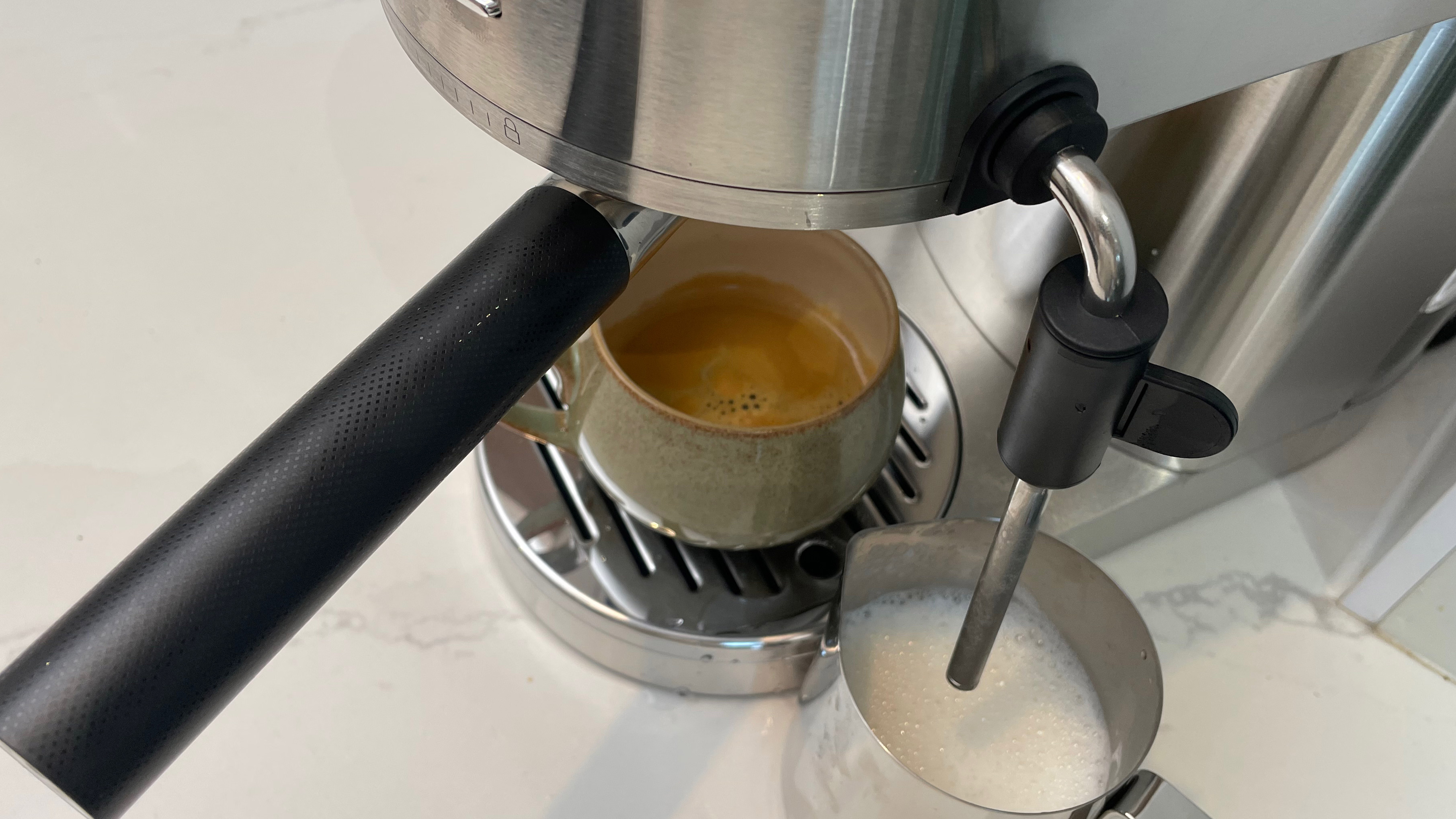 Mesin espresso KitchenAid Artisan KES6503 susu siap buih yang baru saja digunakan untuk menyeduh espresso