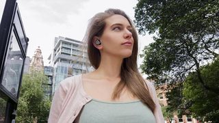 Kvinde med ørepropper på gaden 