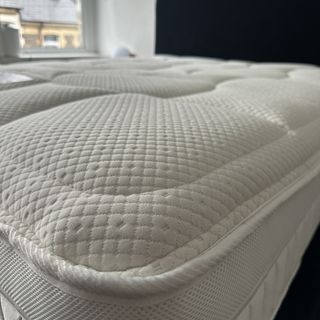 A corner of the Sleepeeze Jessical 1800 pocket gel mattress showing its quilted knit top