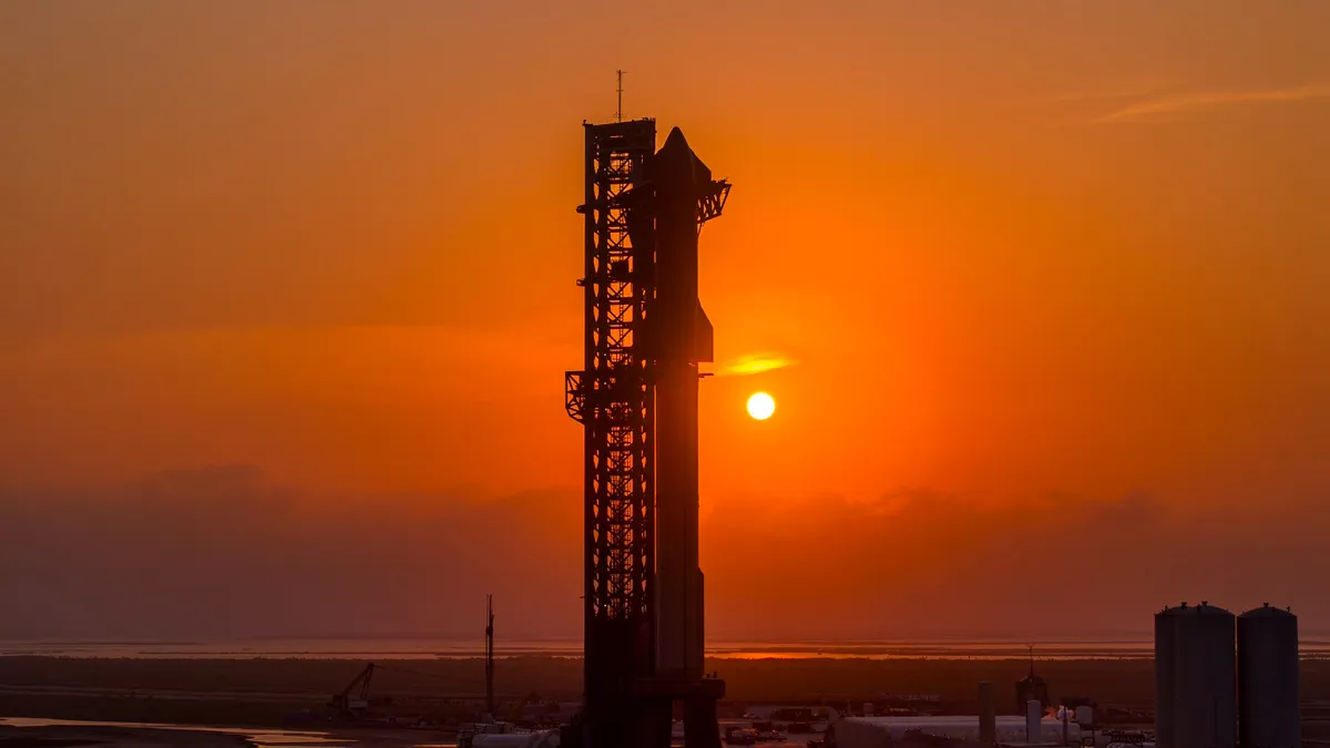 Il gigantesco razzo Starship di SpaceX sulla piattaforma di Starbase
