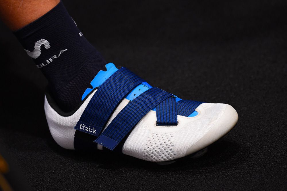 A Movistar rider opted for the lower-level Tempo Powerstrap R5 Fizik shoes