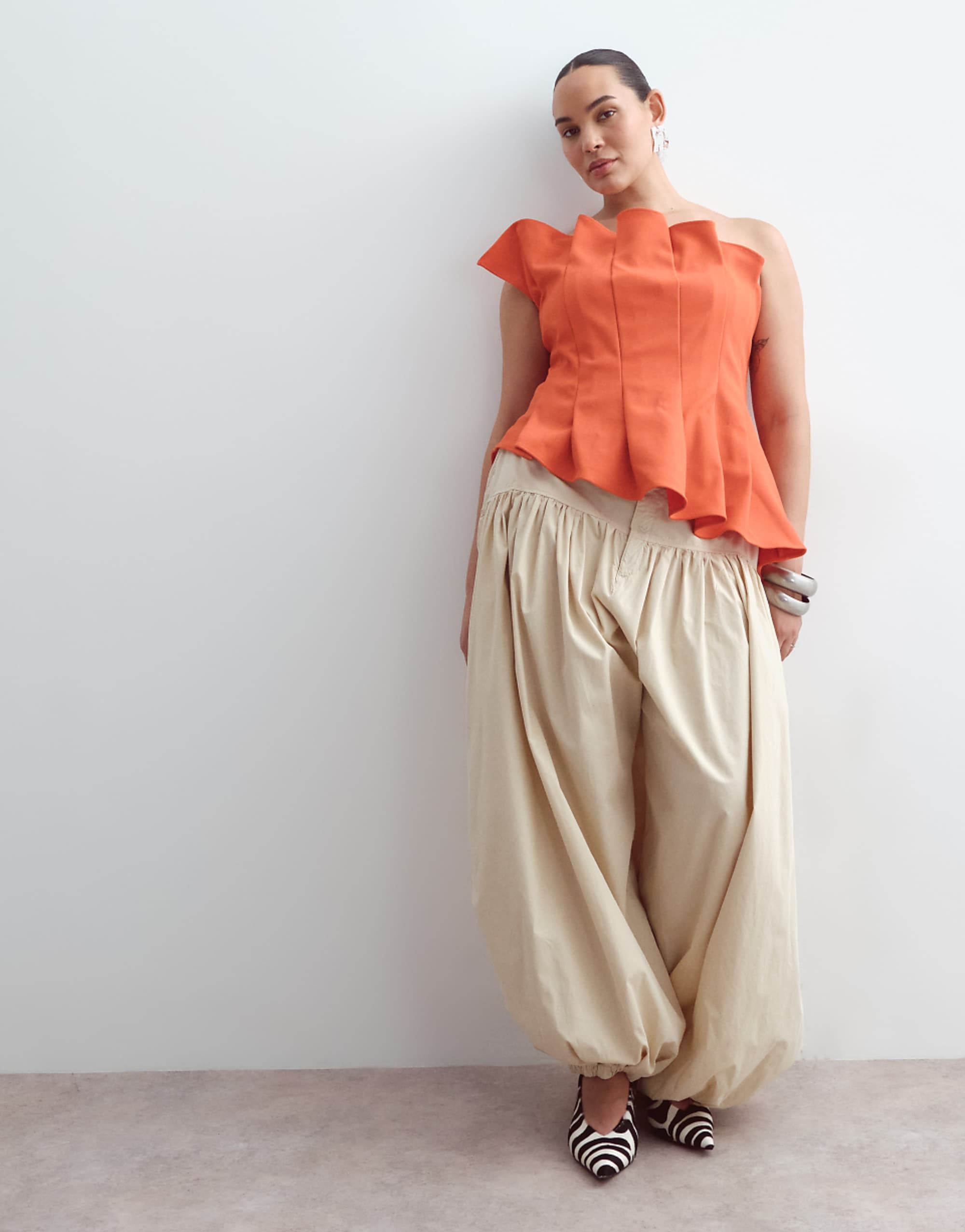Arrange Curve Waist Seam Balloon Leg Pants in Stone