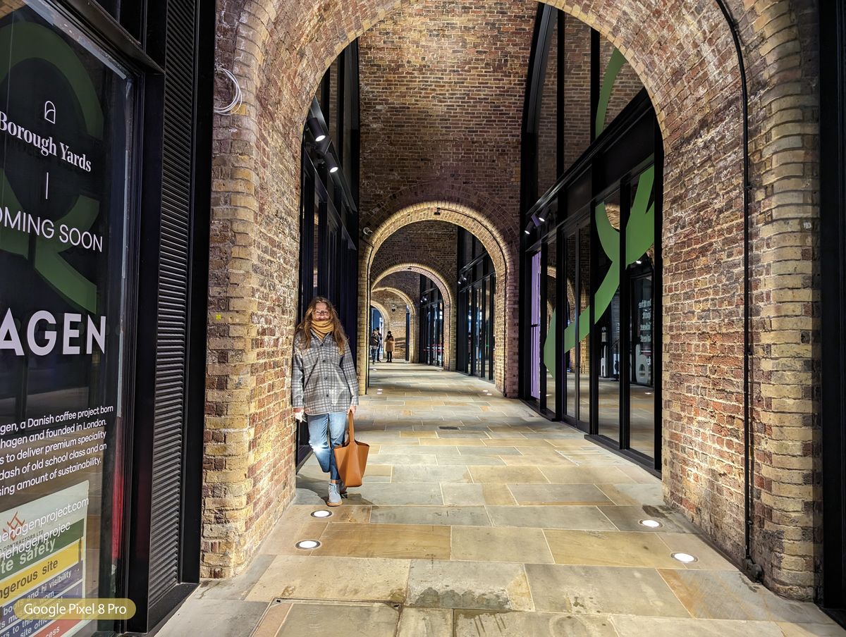 Google Pixel 8 Pro uplighting