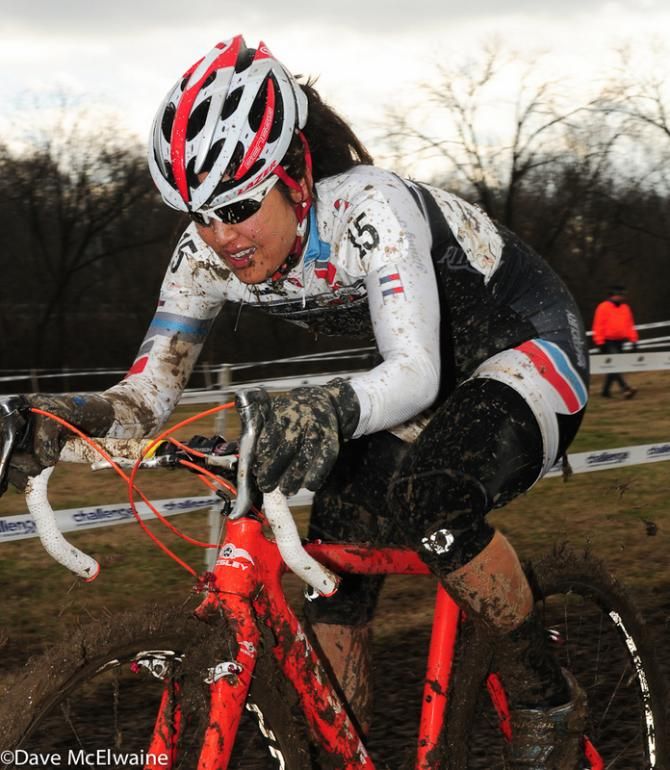 Linda Sona (USA) racing to a third place finish