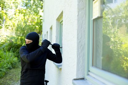 Home security: Burglar attempting to get into house