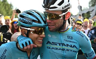 El ciclista colombiano Harold Tejada, del equipo Astana Kazajistán, anima al ciclista británico Mark Cavendish (derecha), del equipo Astana Kazajstán, al final de la vigésima etapa de la 111ª edición del Tour de Francia, de 132,8 kilómetros entre Niza y el Col de la Coyolle, al sureste. Francia, el 20 de julio de 2024. (Foto: Marco Bertorello/AFP)