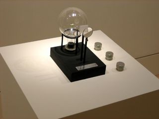 In 2008, Keats drew on the work of physicist Hugh Everett, who proposed the "many worlds" interpretation of quantum mechanics in 1957, to build a universe generator. Above is a prototype of Keats' device.