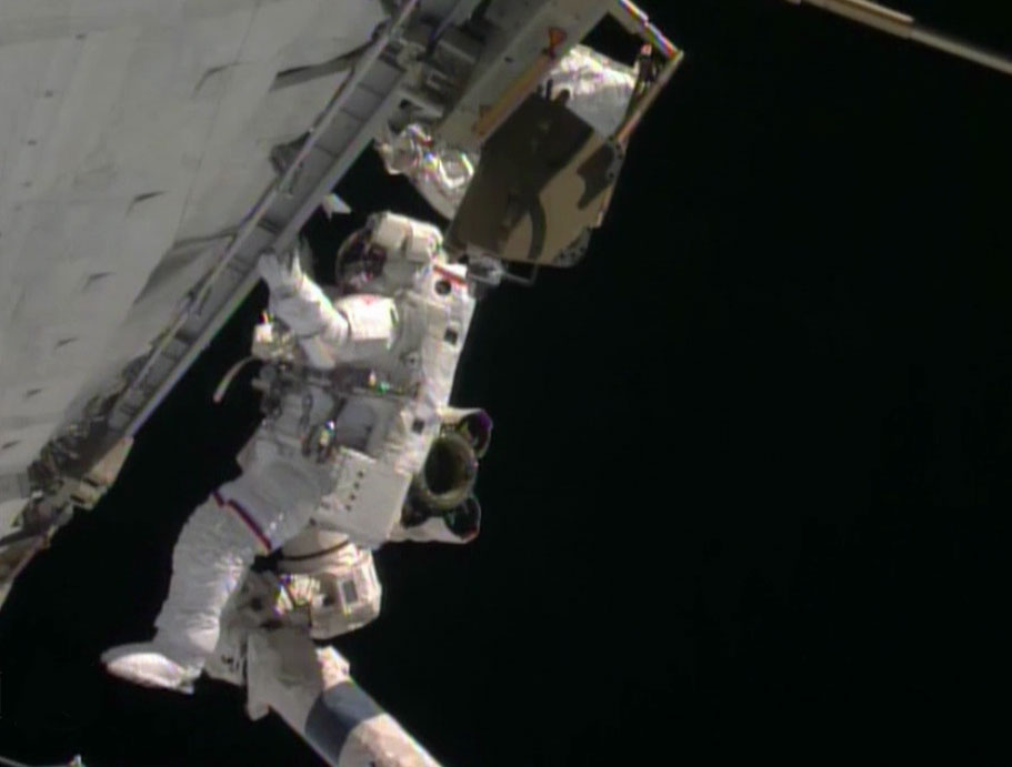 NASA astronaut Rick Mastracchio works outside the International Space Station during a spacewalk on Dec. 21, 2013.