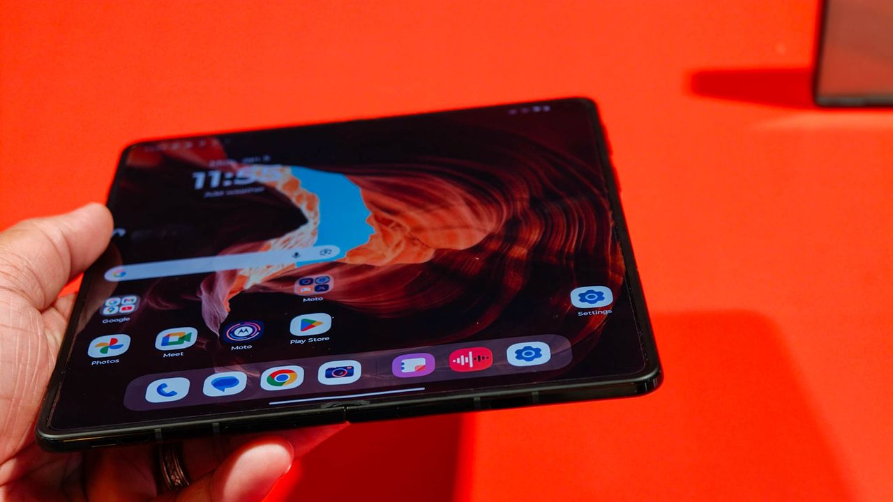 Motorola Razr Fold hands-on testing