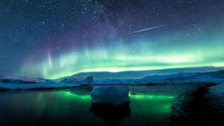 Reflections of aurorae and meteors © Angel Yu