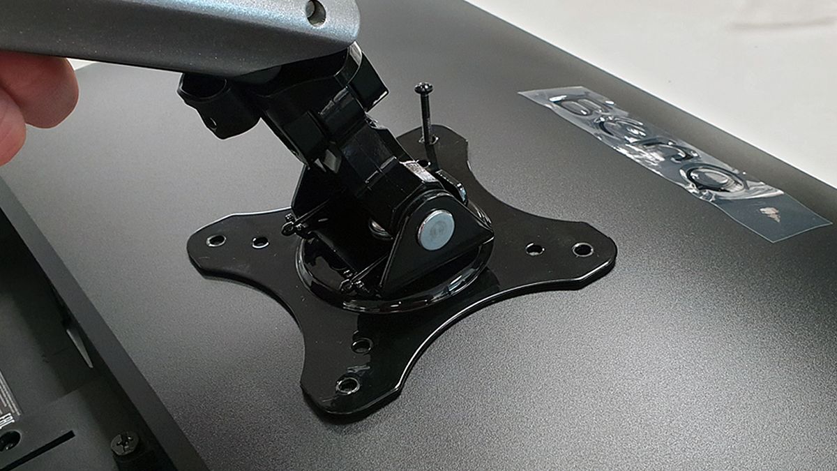 Let's get started: attaching the arms to the monitors first is the best course of action and lays the ground for a sensible and strong construction.