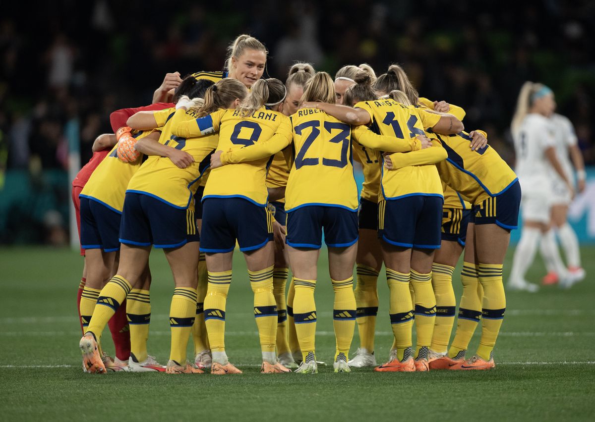 Fridolina Rolfo of Sweden leads a team huddle during the FIFA Women&#039;s World Cup Australia &amp; New Zealand 2023 Round of 16 match between Winner Group G and Runner Up Group E at Melbourne Rectangular Stadium on August 6, 2023 in Melbourne, Australia.