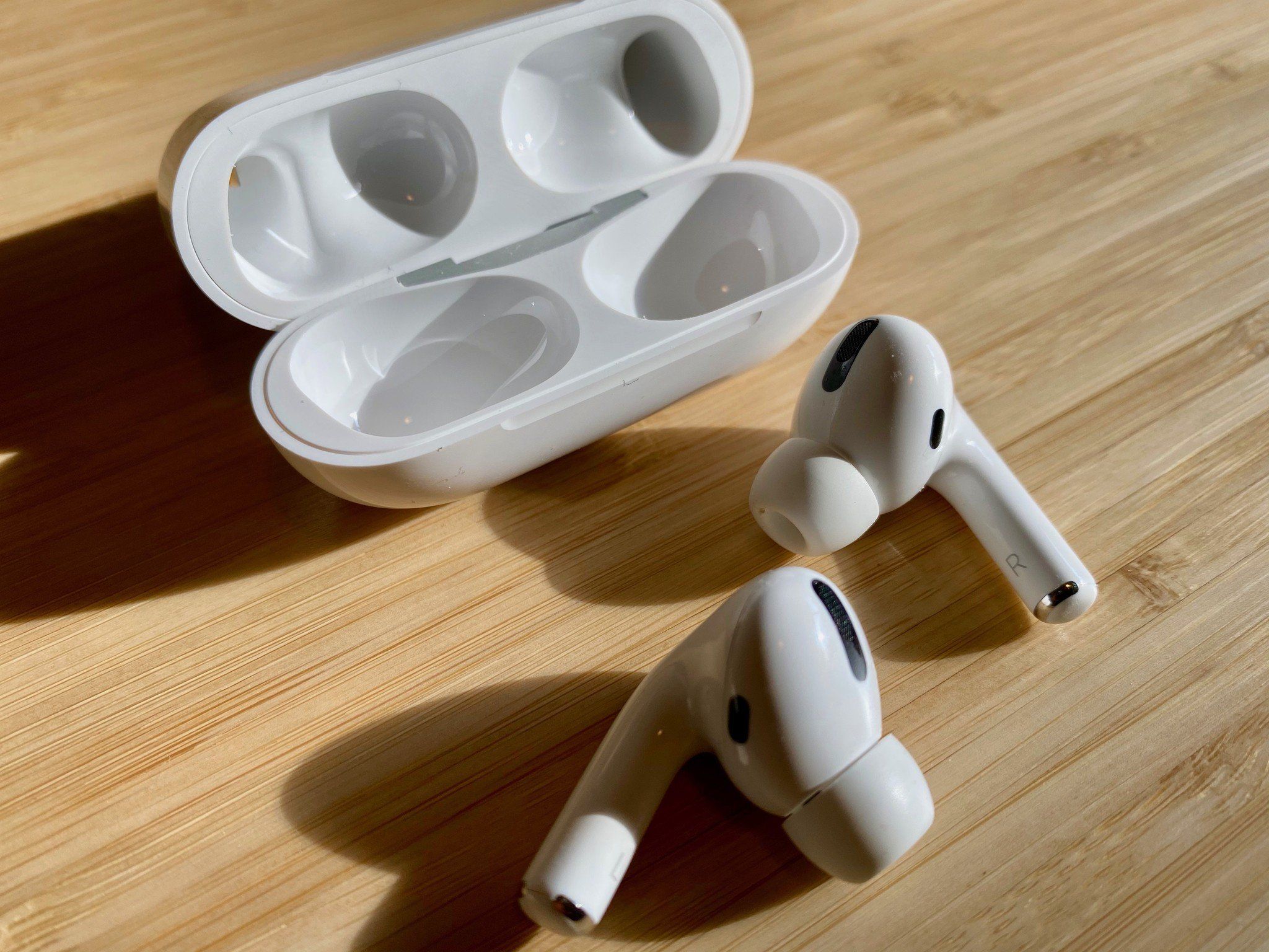 How AirPods device switching works in iOS 14, iPadOS 14, and macOS