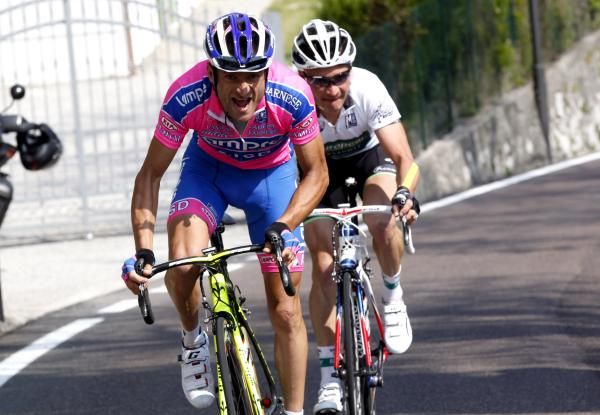 Michele Scarponi (Lampre-ISD) leads Thomas Voeckler (Europcar) on the road to Ledro Bezzecca.