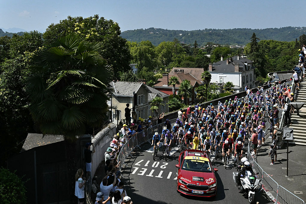The pack of riders (peloton) cycles at the start of the 6th stage of the 113th edition of the Tour de France cycling race, 186 km between Pau and Gavarnie-G&amp;egrave;dre in the French Pyrenees, on July 9, 2026. (Photo by Jeff PACHOUD / AFP)